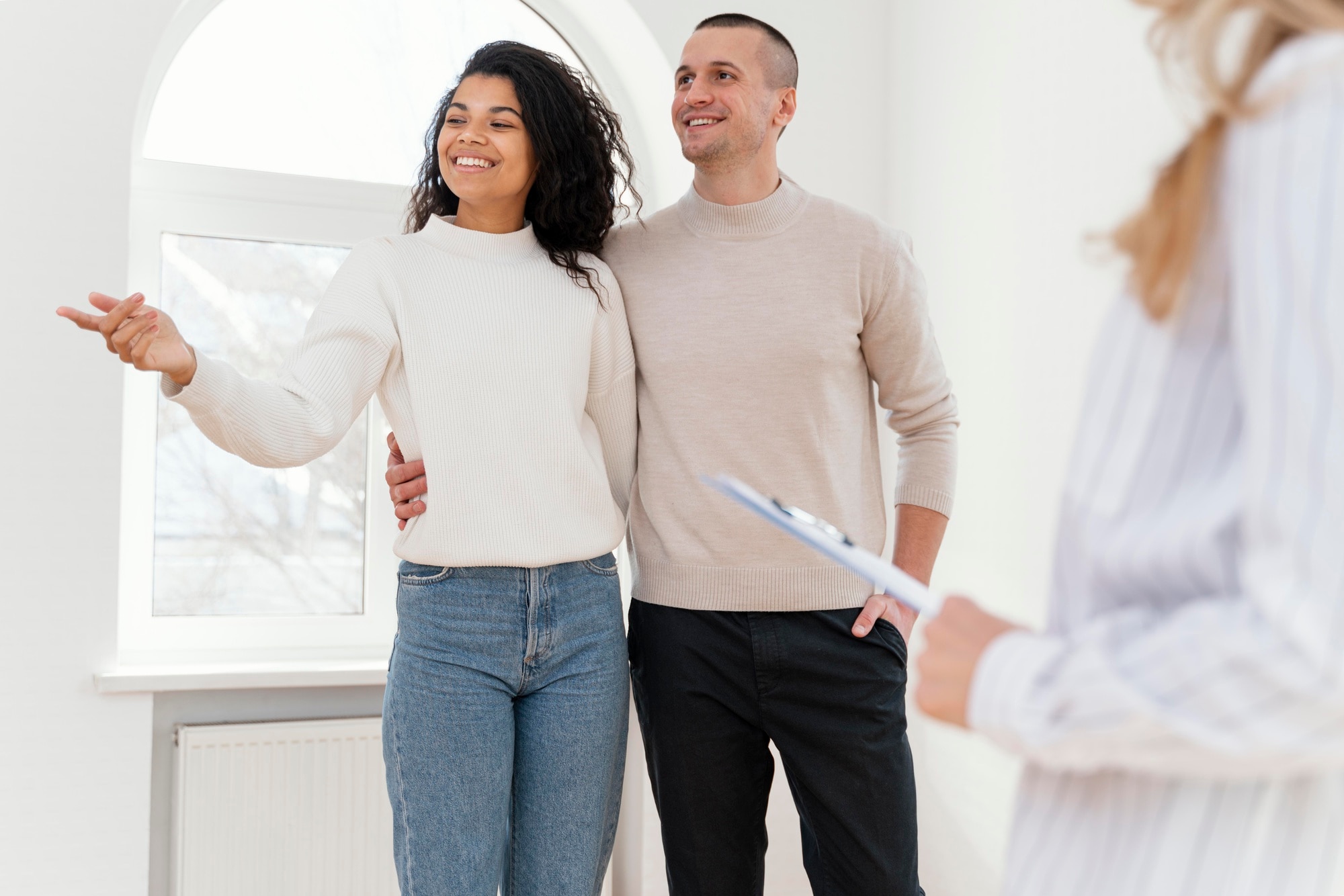 Selling Houses for Cash in Los Angeles smiley couple seeing new house with realtor